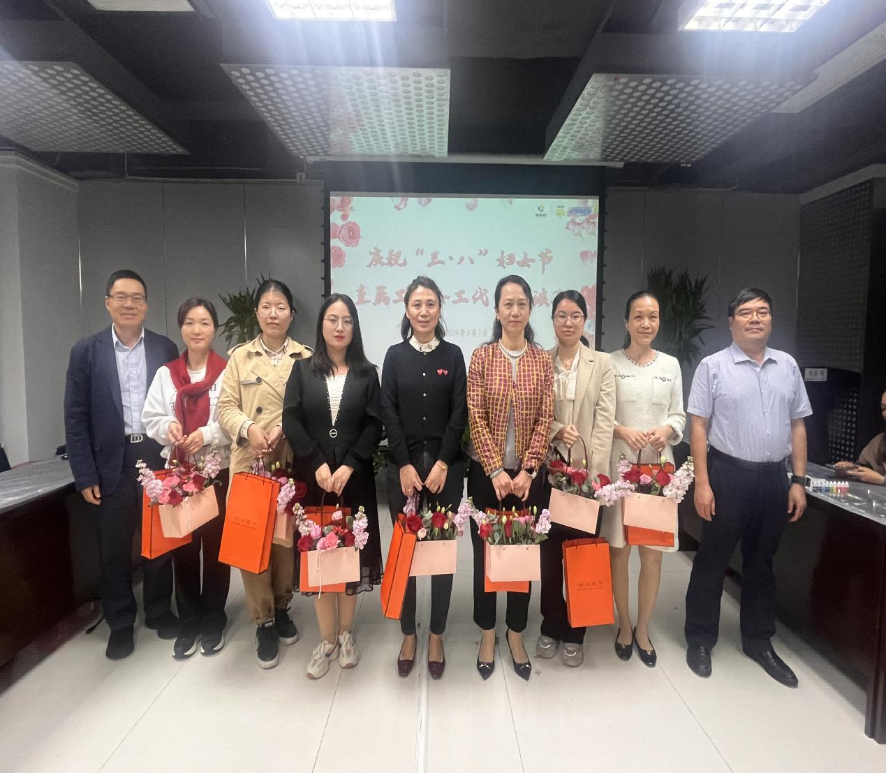 水入成花 拓巾成画